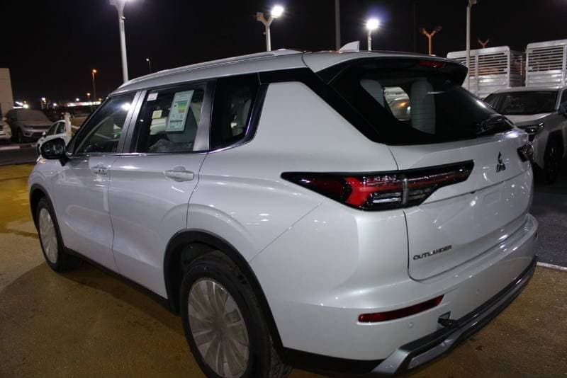 2026 Mitsubishi Outlander thumbnail 6