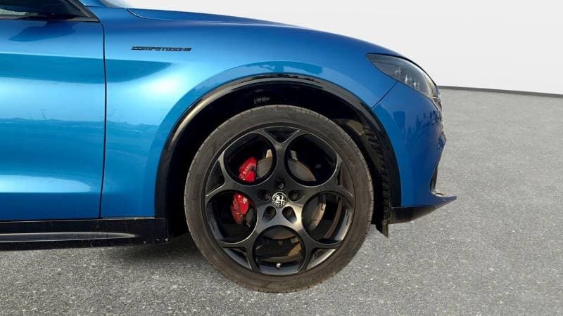 2024 Alfa Romeo Stelvio thumbnail 4