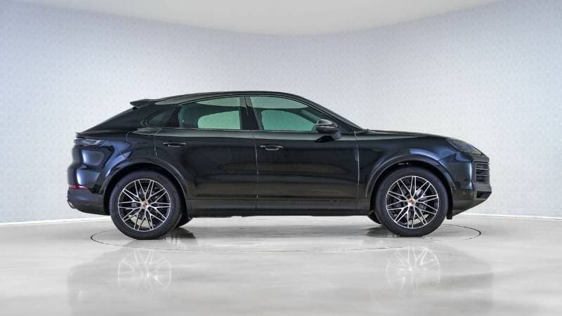 2026 Porsche Cayenne thumbnail 3