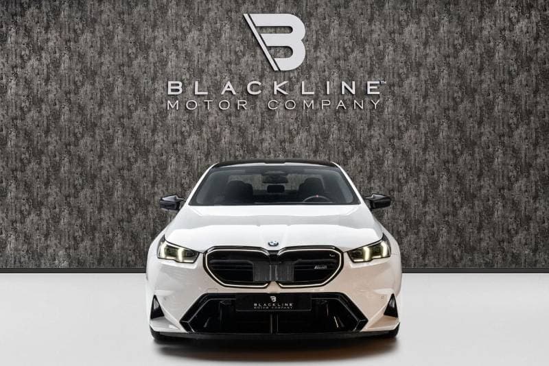 2025 BMW M5 thumbnail 2