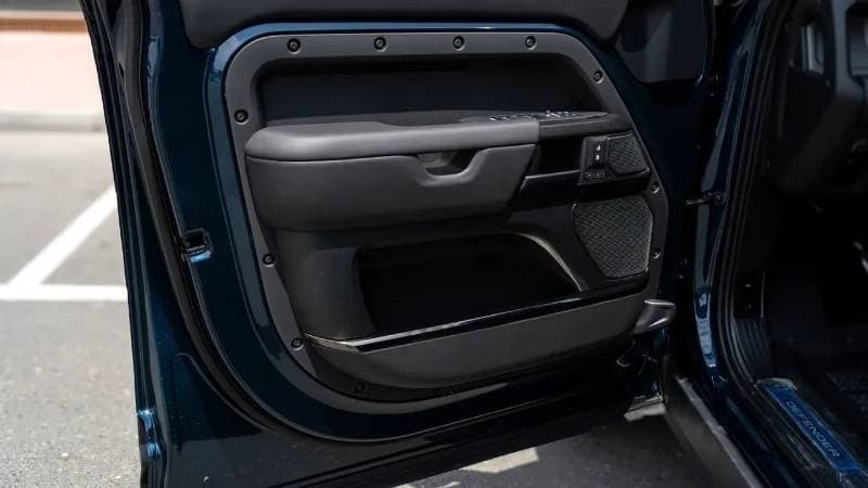 2026 Land Rover Defender thumbnail 10