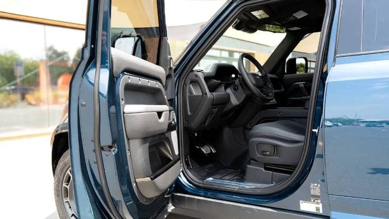 2026 Land Rover Defender thumbnail 9