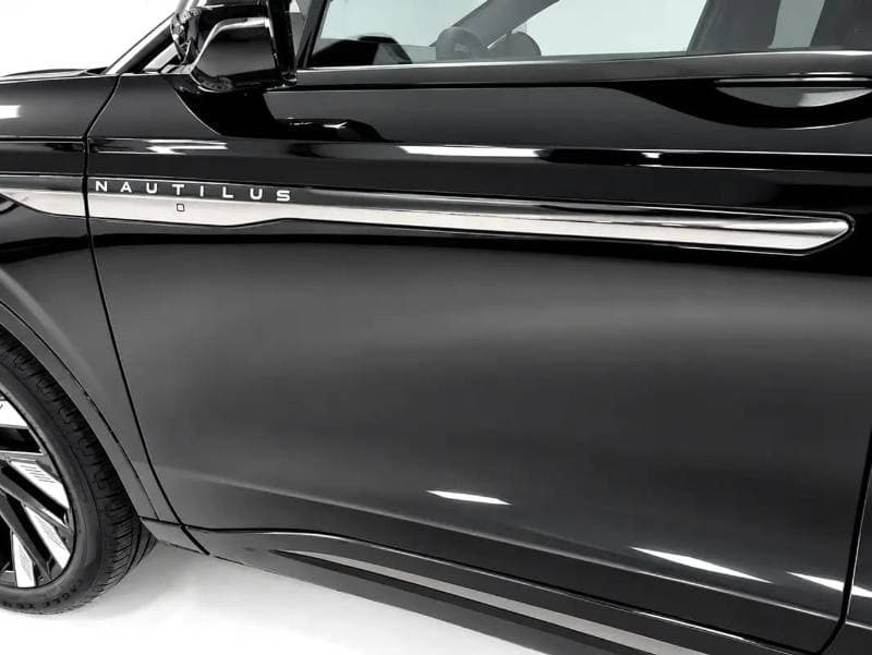 2025 Lincoln Nautilus thumbnail 10