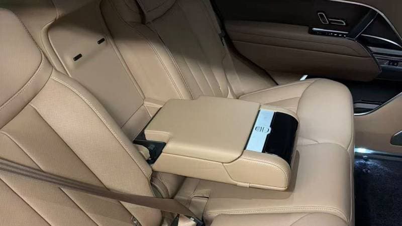 2027 Land Rover Range Rover thumbnail 4