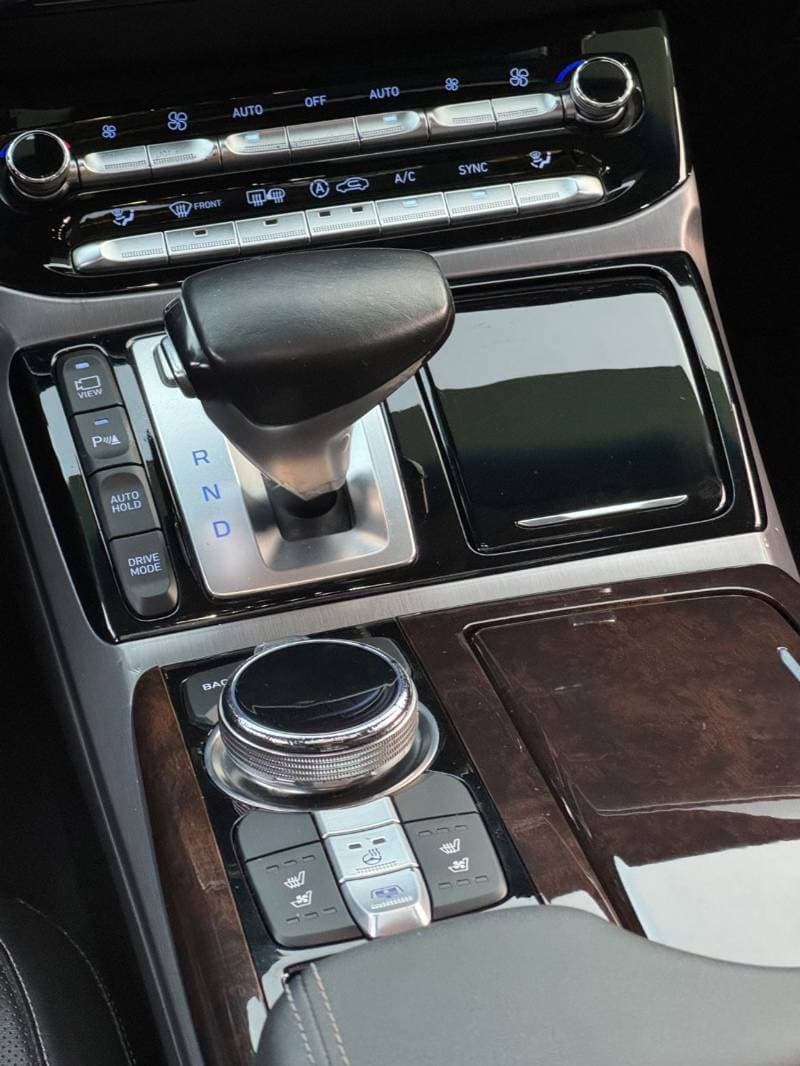 2017 Genesis G90 thumbnail 10