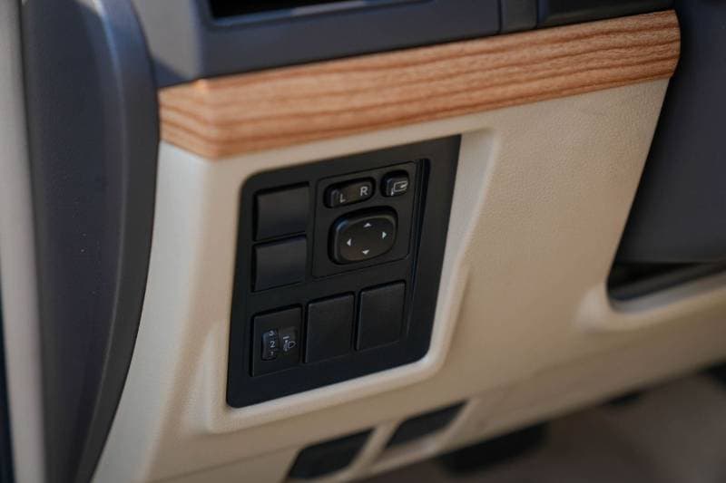 2023 Toyota Prado thumbnail 9
