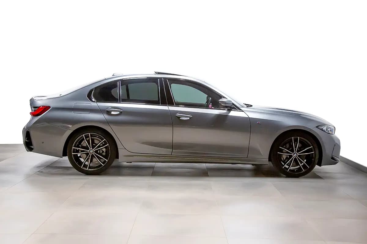2024 BMW 3-Series 330i thumbnail 2