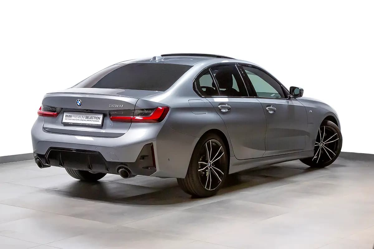 2024 BMW 3-Series 330i thumbnail 3