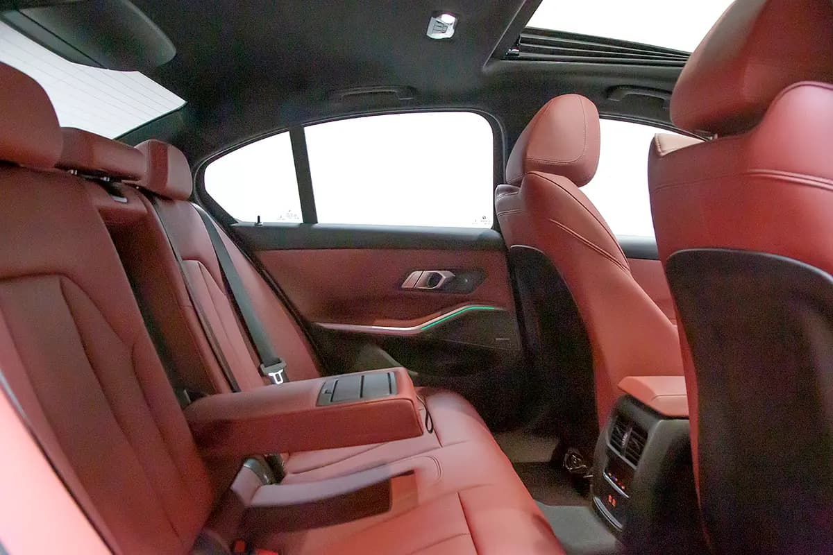 2024 BMW 3-Series 330i thumbnail 6