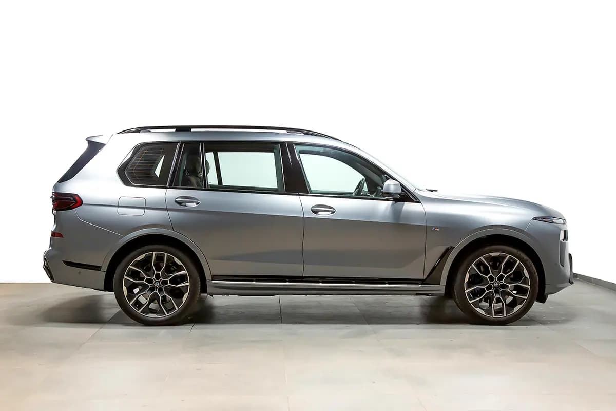 2025 BMW X7 xDrive40i M Sport thumbnail 2