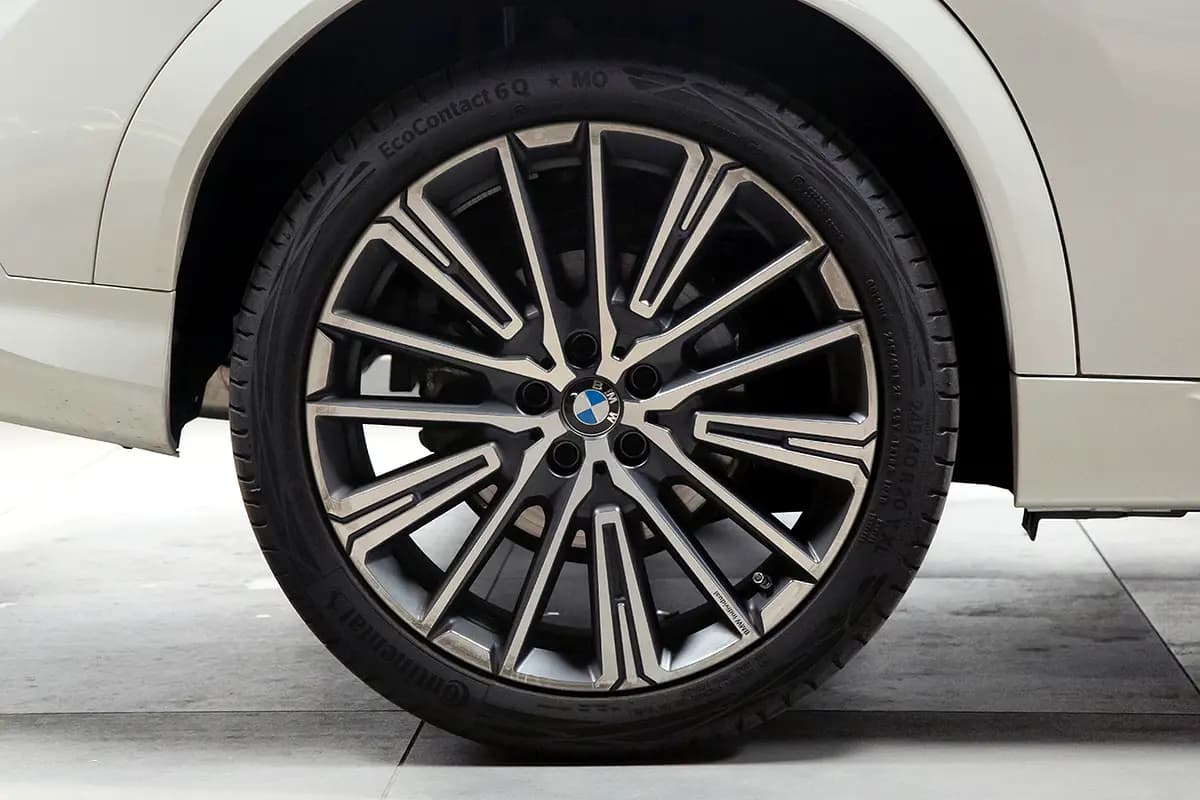 2025 BMW X2 xDrive20i thumbnail 5